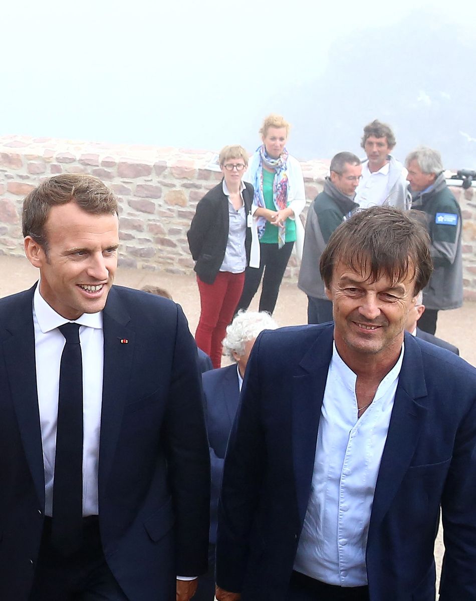 Le préfet des Côtes-d'Armor Yves Le Breton, le président de la République française Emmanuel Macron et le ministre de la Transition Ecologique et Solidaire Nicolas Hulot en cap Fréhel (Côtes-d'Armor), France, le 20 juin 2018 © Stéphane Lemouton