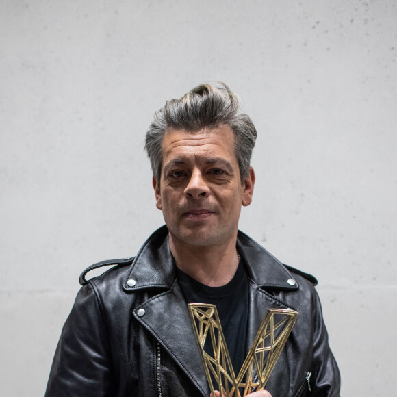 Benjamin Biolay, habillé en Céline (sacré artiste masculin et meilleur album) - Backstage de la 36ème édition des Victoires de la Musique à la Seine Musicale à Boulogne-Billancourt, France, le 12 février 2021. © Cyril Moreau/Bestimage 