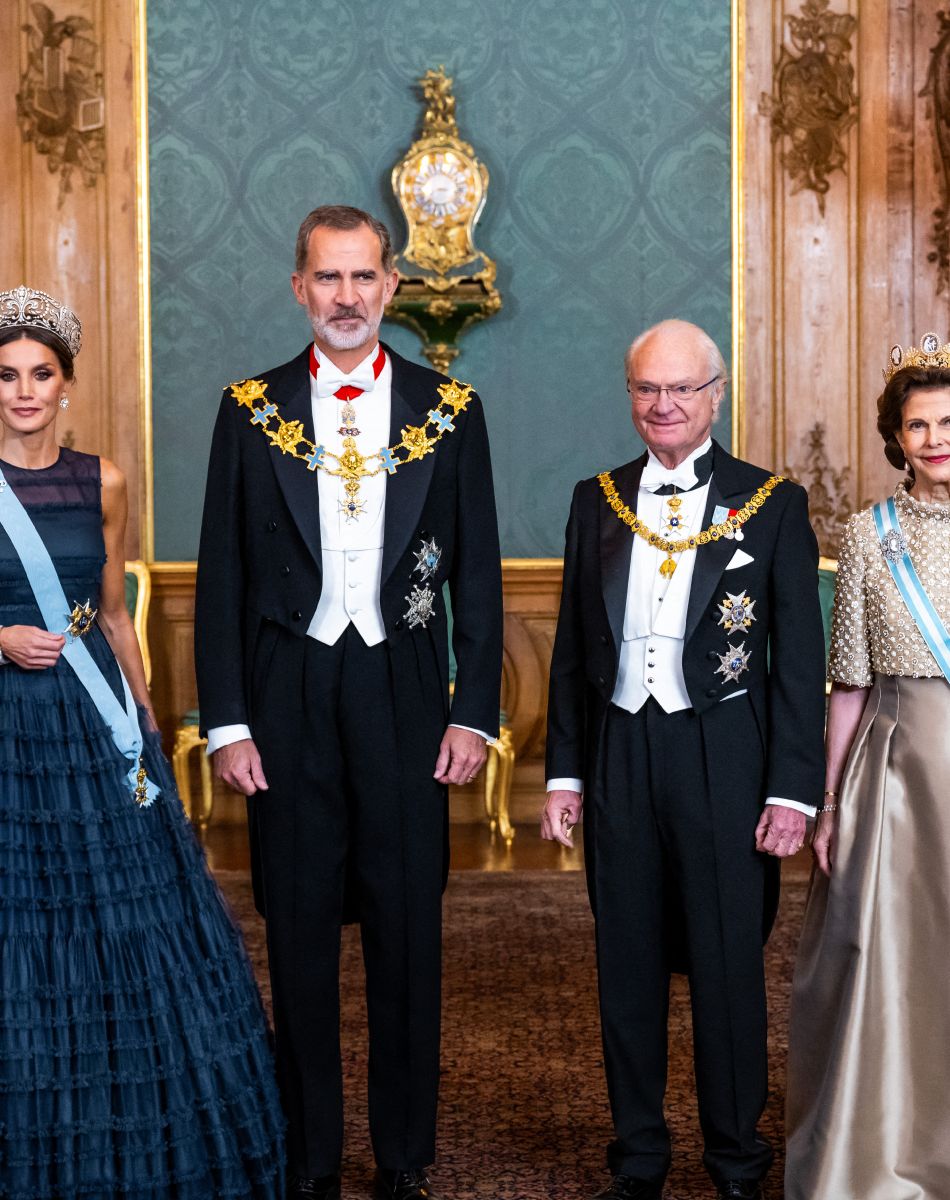Le roi Felipe VI et la reine Letizia d'Espagne assistent au dîner de gala donné en leur honneur par le roi Carl XVI Gustav et la reine Silvia de Suède au palais royal à Stockholm, le 24 novembre 2021.