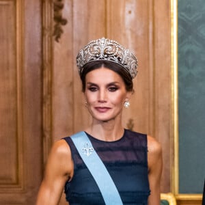 Le roi Felipe VI et la reine Letizia d'Espagne assistent au dîner de gala donné en leur honneur par le roi Carl XVI Gustav et la reine Silvia de Suède au palais royal à Stockholm, le 24 novembre 2021.