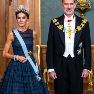 Le roi Felipe VI et la reine Letizia d'Espagne assistent au dîner de gala donné en leur honneur par le roi Carl XVI Gustav et la reine Silvia de Suède au palais royal à Stockholm, le 24 novembre 2021.