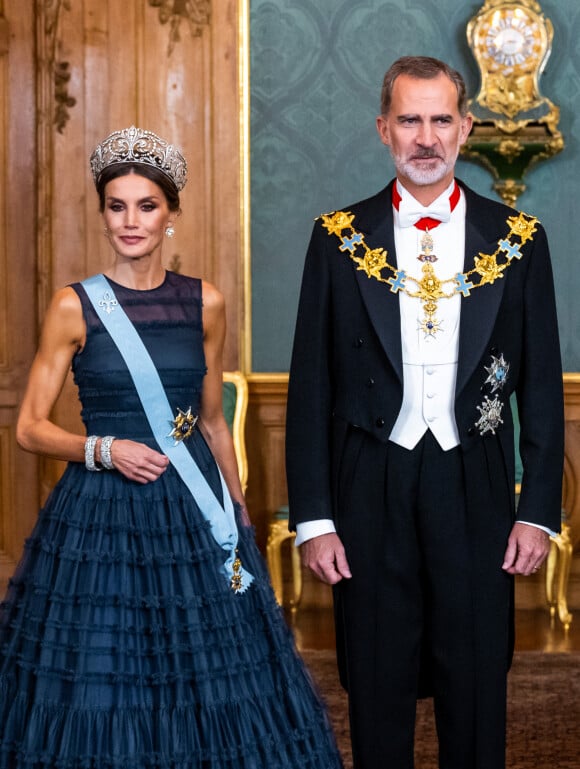 Le roi Felipe VI et la reine Letizia d'Espagne assistent au dîner de gala donné en leur honneur par le roi Carl XVI Gustav et la reine Silvia de Suède au palais royal à Stockholm, le 24 novembre 2021.