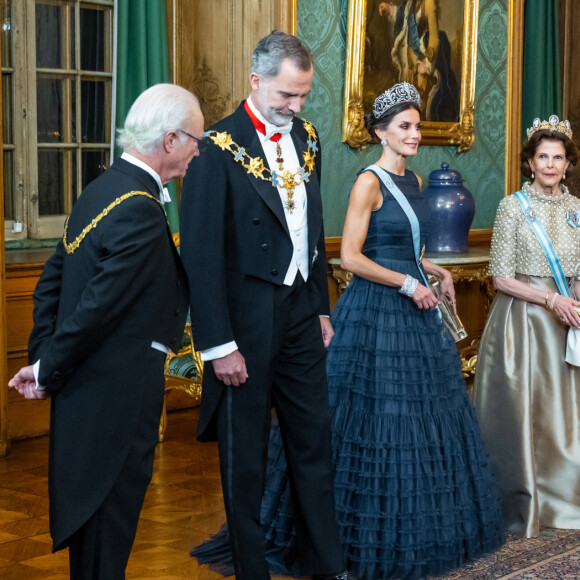 Le roi Carl Gustav de Suède, le roi Felipe VI d'Espagne, la reine Letizia, la reine Silvia lors du dîner d'état au palais royal à Stockholm pour la visite en Suède du couple royal d'Espagne le 24 novembre 2021.