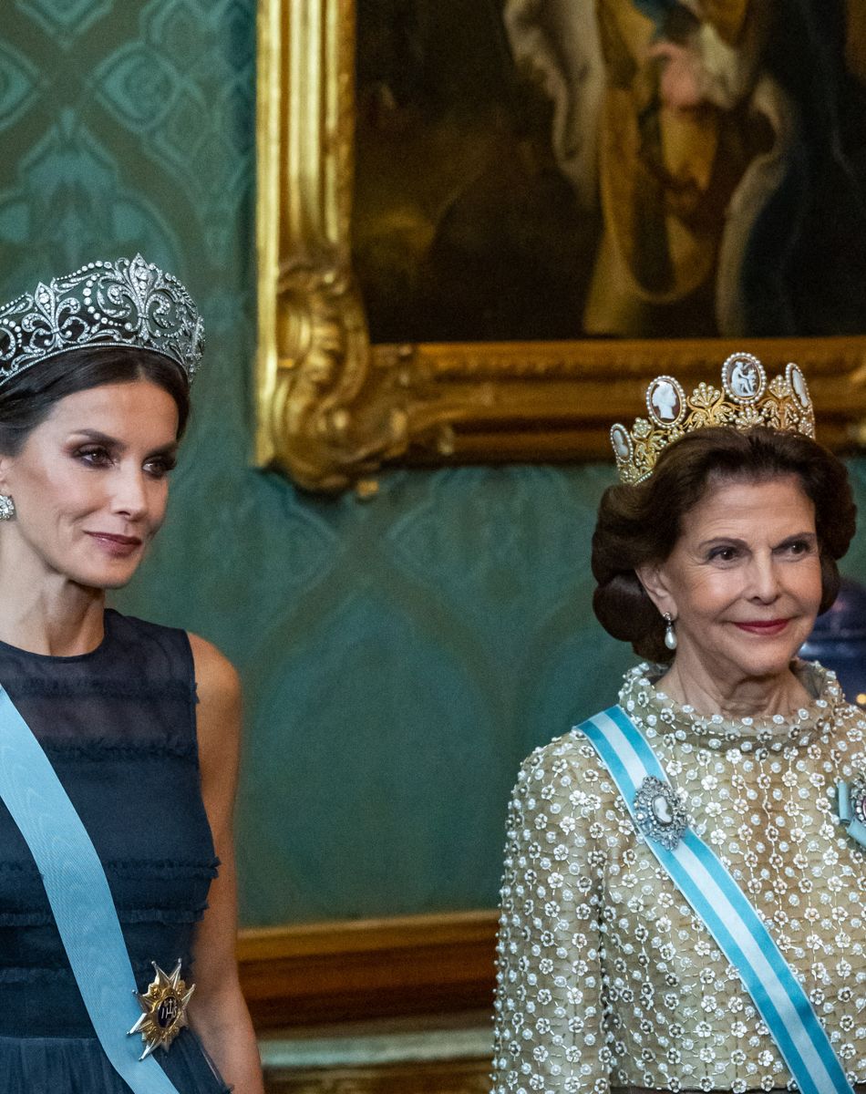 La reine Letizia d'Espagne, la reine Silvia de Suède lors du dîner d'état au palais royal à Stockholm pour la visite en Suède du couple royal d'Espagne le 24 novembre 2021.