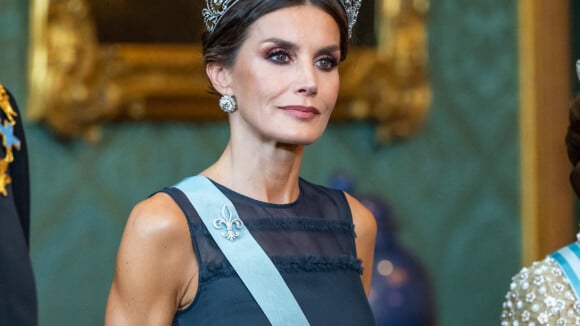 Letizia d'Espagne majestueuse : tiare XXL et robe... H&M ! La reine fait un sans faute