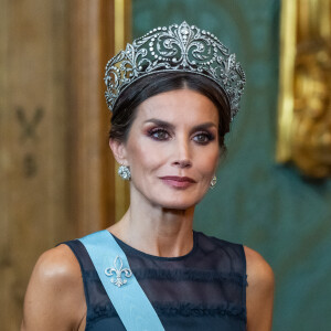 La reine Letizia d'Espagne lors du dîner d'état au palais royal à Stockholm pour la visite en Suède du couple royal d'Espagne le 24 novembre 2021.