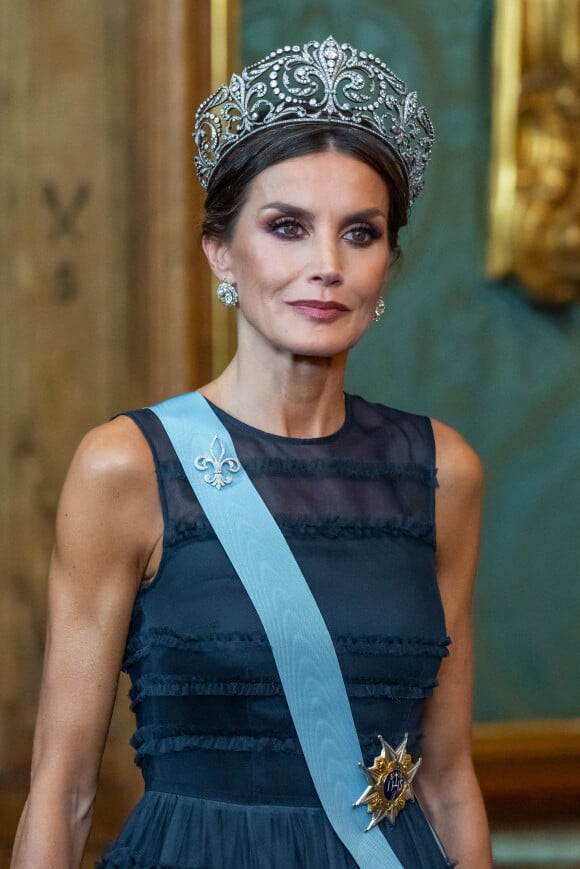 La reine Letizia d'Espagne lors du dîner d'état au palais royal à Stockholm pour la visite en Suède du couple royal d'Espagne le 24 novembre 2021.