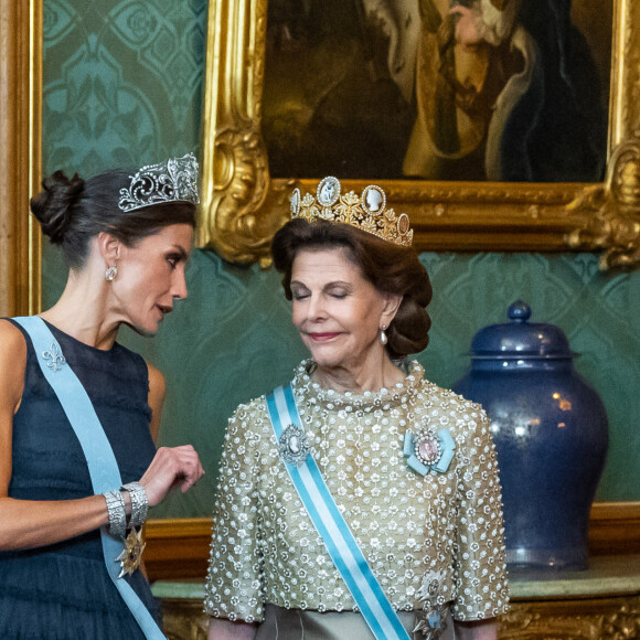 La reine Letizia d'Espagne, la reine Silvia de Suède lors du dîner d'état au palais royal à Stockholm pour la visite en Suède du couple royal d'Espagne le 24 novembre 2021.