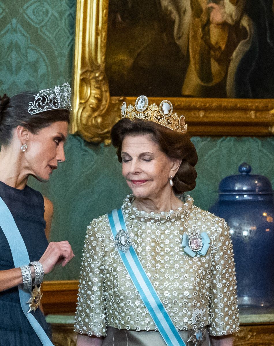 La reine Letizia d'Espagne, la reine Silvia de Suède lors du dîner d'état au palais royal à Stockholm pour la visite en Suède du couple royal d'Espagne le 24 novembre 2021.