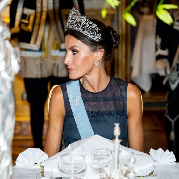 La reine Letizia d'Espagne lors du dîner d'état au palais royal à Stockholm pour la visite en Suède du couple royal d'Espagne le 24 novembre 2021.