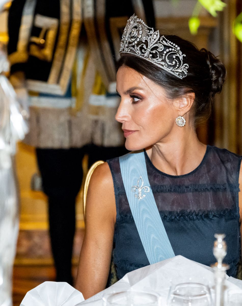La reine Letizia d'Espagne lors du dîner d'état au palais royal à Stockholm pour la visite en Suède du couple royal d'Espagne le 24 novembre 2021.