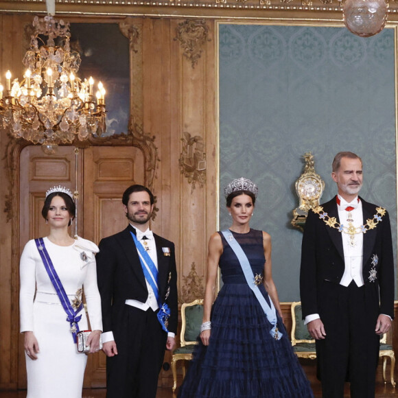 La princesse Sofia et le prince Carl Philip, la reine Letizia et le roi Felipe VI d'Espagne, le roi Carl Gustav et la reine Silvia de Suède, le prince Daniel et la princesse Victoria - La famille royale de Suède lors d'un dîner de gala au Palais Royal à Stockholm. Le 24 novembre 2021