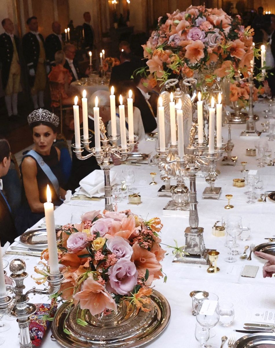 Le prince Daniel, la reine Letizia d'Espagne, la princesse Victoria, le roi Felipe VI d'Espagne, la reine Silvia de Suède - La famille royale de Suède lors d'un dîner de gala au Palais Royal à Stockholm. Le 24 novembre 2021