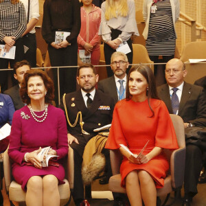 La reine Letizia d'Espagne, la reine Silvia et la princesse Victoria de Suède visitent l'université médicale "Institut Karolinska" à Stockholm, le 24 novembre 2021.