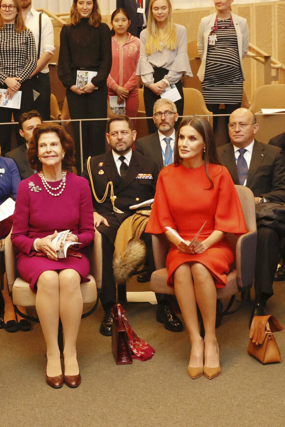 La reine Letizia d'Espagne, la reine Silvia et la princesse Victoria de Suède visitent l'université médicale "Institut Karolinska" à Stockholm, le 24 novembre 2021.