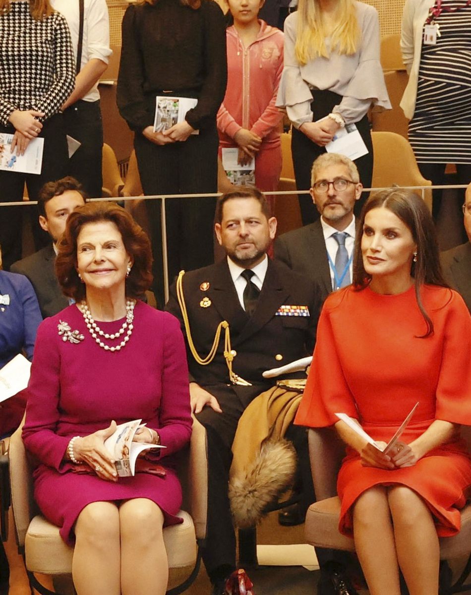 La reine Letizia d'Espagne, la reine Silvia et la princesse Victoria de Suède visitent l'université médicale "Institut Karolinska" à Stockholm, le 24 novembre 2021.