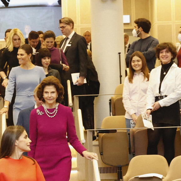 La reine Letizia d'Espagne, la reine Silvia et la princesse Victoria de Suède visitent l'université médicale "Institut Karolinska" à Stockholm, le 24 novembre 2021.