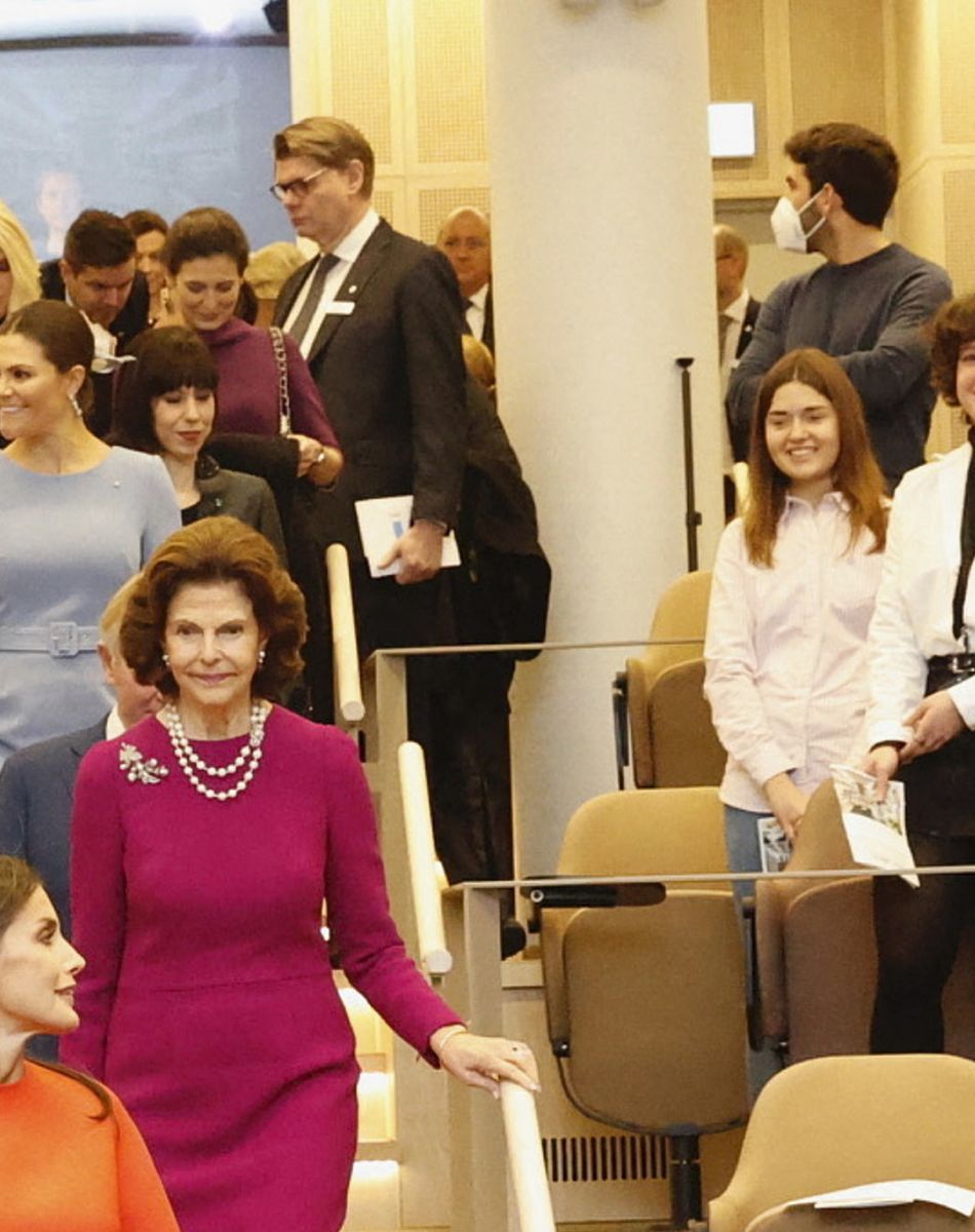 La reine Letizia d'Espagne, la reine Silvia et la princesse Victoria de Suède visitent l'université médicale "Institut Karolinska" à Stockholm, le 24 novembre 2021.