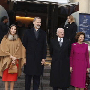 Le roi Felipe VI et la reine Letizia d'Espagne, Le roi Carl XVI Gustav et la reine Silvia de Suède vont au musée Nobel à Stockholm et visiter son exposition "Synapsis", en traversant le marché de Noël. Le couple royal espagnol est en visite d'Etat de deux jours en Suède. Le 24 novembre 2021.