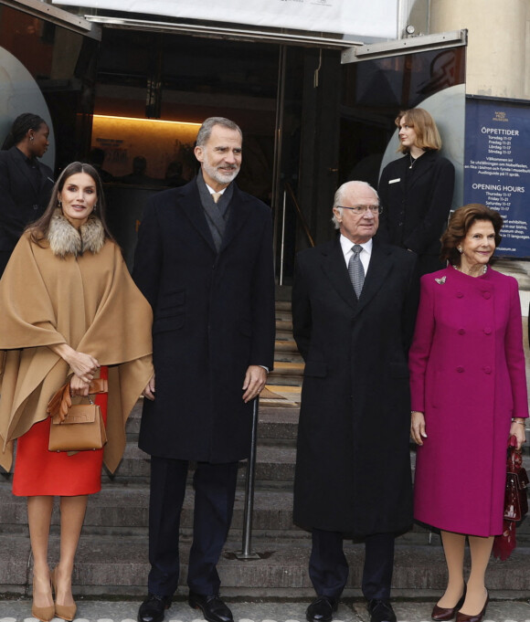 Le roi Felipe VI et la reine Letizia d'Espagne, Le roi Carl XVI Gustav et la reine Silvia de Suède vont au musée Nobel à Stockholm et visiter son exposition "Synapsis", en traversant le marché de Noël. Le couple royal espagnol est en visite d'Etat de deux jours en Suède. Le 24 novembre 2021.