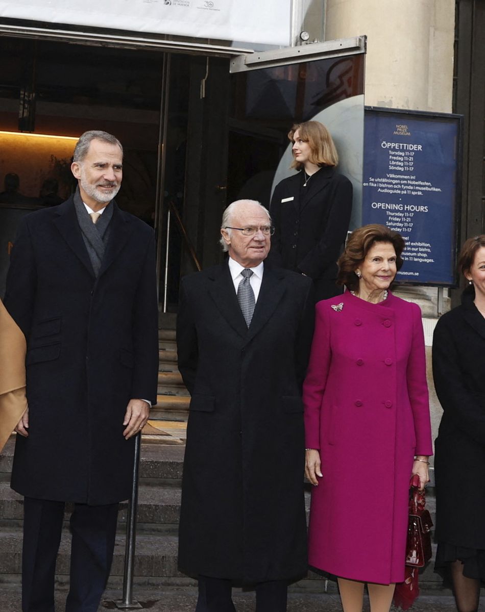 Le roi Felipe VI et la reine Letizia d'Espagne, Le roi Carl XVI Gustav et la reine Silvia de Suède vont au musée Nobel à Stockholm et visiter son exposition "Synapsis", en traversant le marché de Noël. Le couple royal espagnol est en visite d'Etat de deux jours en Suède. Le 24 novembre 2021.