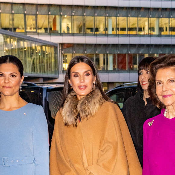La reine Letizia d'Espagne, la reine Silvia et la princesse Victoria de Suède visitent l'université médicale "Institut Karolinska" à Stockholm, le 24 novembre 2021. Le couple royal espagnol est en visite d'Etat de deux jours en Suède.