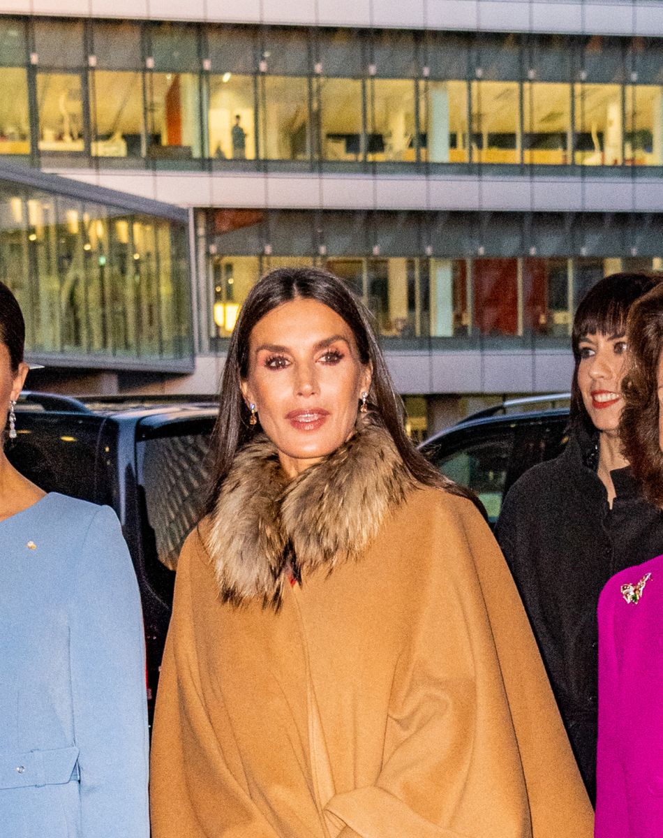 La reine Letizia d'Espagne, la reine Silvia et la princesse Victoria de Suède visitent l'université médicale "Institut Karolinska" à Stockholm, le 24 novembre 2021. Le couple royal espagnol est en visite d'Etat de deux jours en Suède.