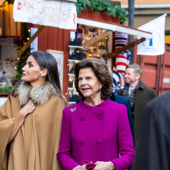 Le roi Felipe VI et la reine Letizia d'Espagne, Le roi Carl XVI Gustav et la reine Silvia de Suède traversent le marché de Noël en se rendant au musée Nobel à Stockholm, le 24 novembre 2021.
