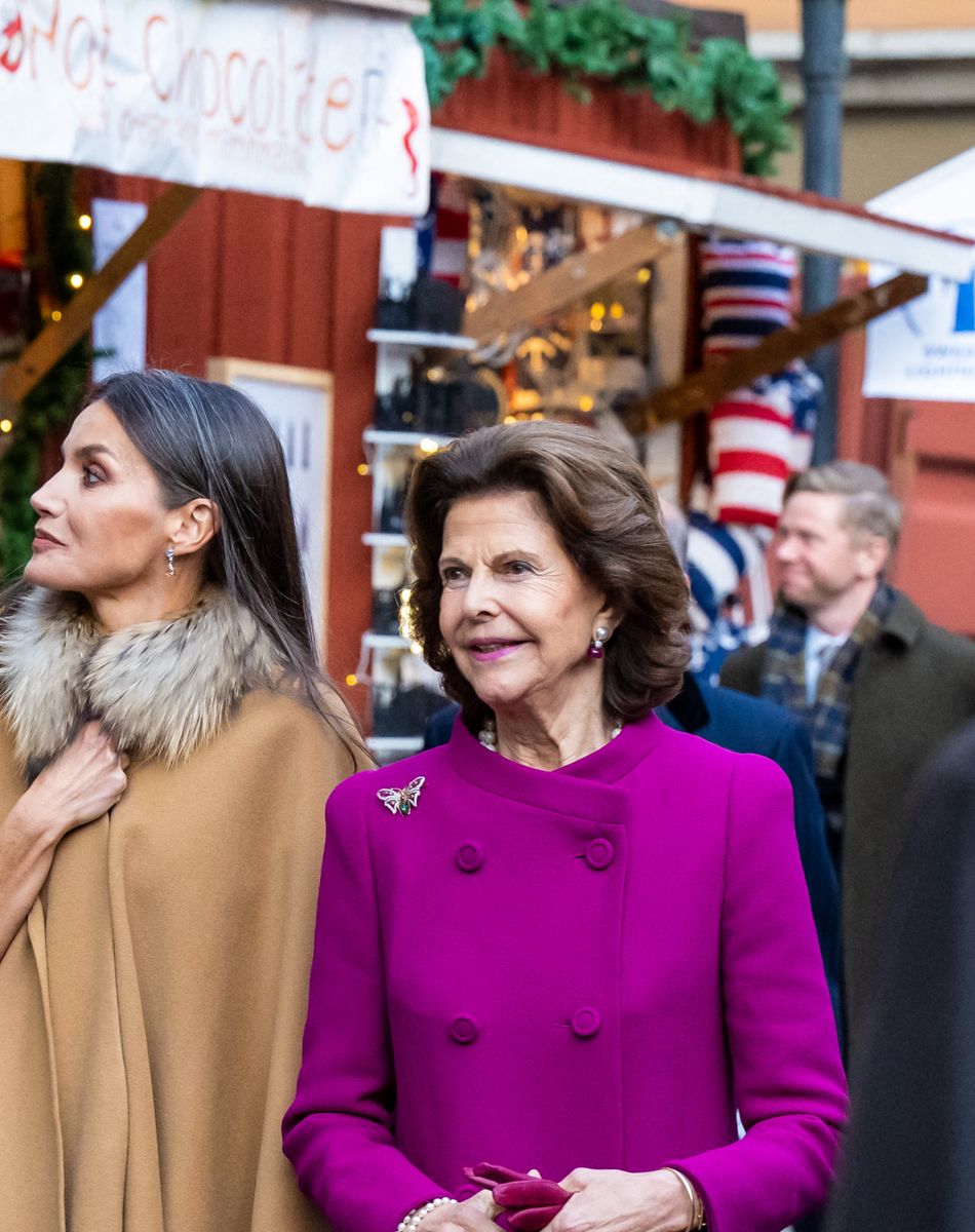 Le roi Felipe VI et la reine Letizia d'Espagne, Le roi Carl XVI Gustav et la reine Silvia de Suède traversent le marché de Noël en se rendant au musée Nobel à Stockholm, le 24 novembre 2021.