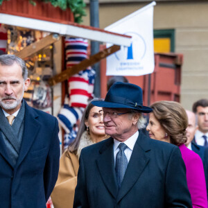 Le roi Felipe VI et la reine Letizia d'Espagne, Le roi Carl XVI Gustav et la reine Silvia de Suède traversent le marché de Noël en se rendant au musée Nobel à Stockholm, le 24 novembre 2021.