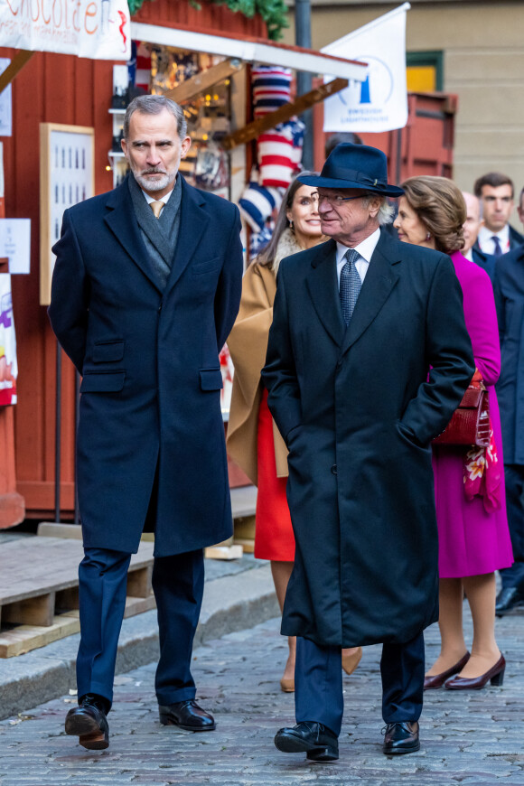 Le roi Felipe VI et la reine Letizia d'Espagne, Le roi Carl XVI Gustav et la reine Silvia de Suède traversent le marché de Noël en se rendant au musée Nobel à Stockholm, le 24 novembre 2021.