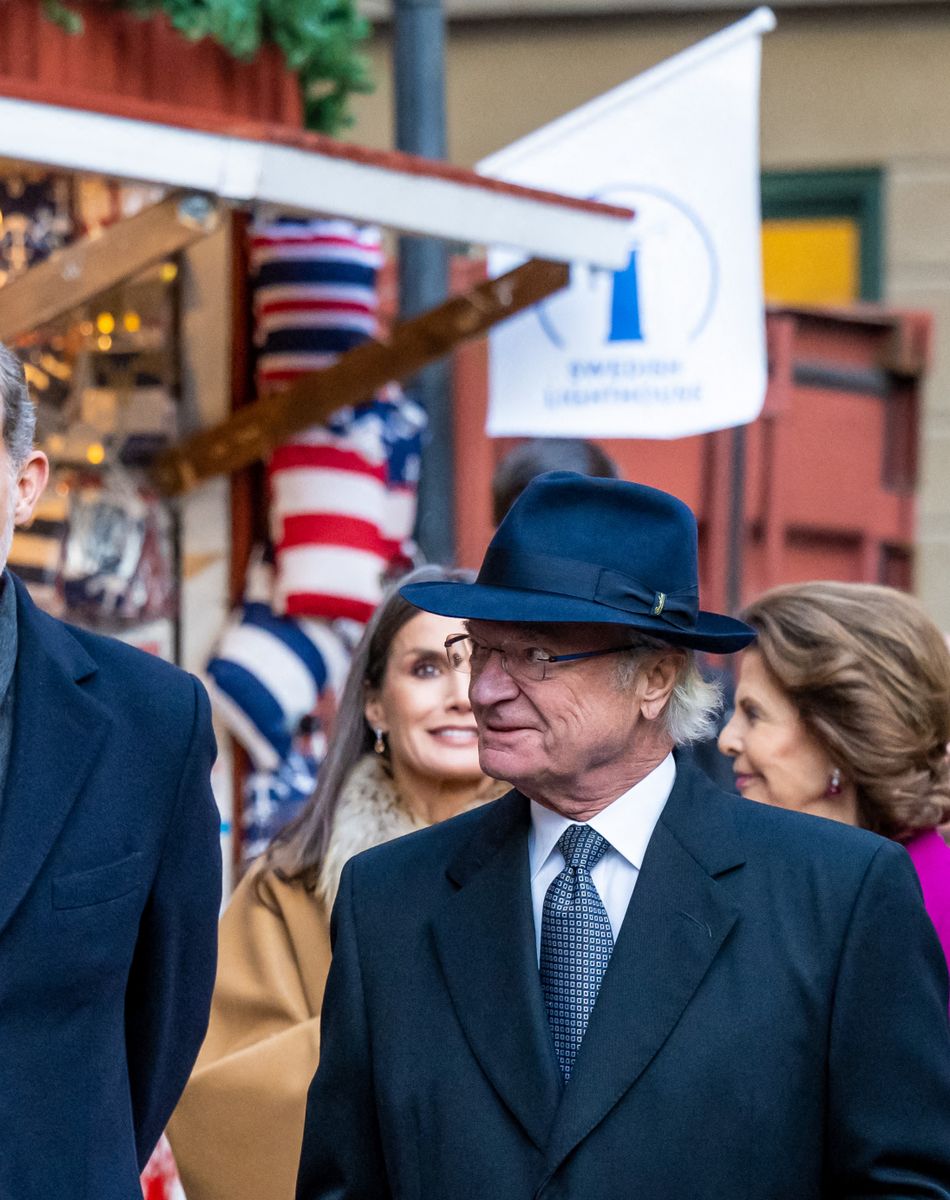Le roi Felipe VI et la reine Letizia d'Espagne, Le roi Carl XVI Gustav et la reine Silvia de Suède traversent le marché de Noël en se rendant au musée Nobel à Stockholm, le 24 novembre 2021.