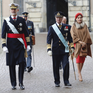 Le roi Felipe VI et la reine Letizia d'Espagne, accueillis par le roi Carl XVI Gustav la reine Silvia de Suède à Stockholm dans le cadre de leur visite d'Etat de deux jours. Le 24 novembre 2021.