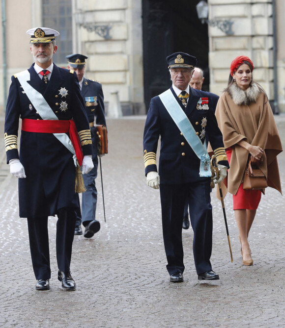 Le roi Felipe VI et la reine Letizia d'Espagne, accueillis par le roi Carl XVI Gustav la reine Silvia de Suède à Stockholm dans le cadre de leur visite d'Etat de deux jours. Le 24 novembre 2021.