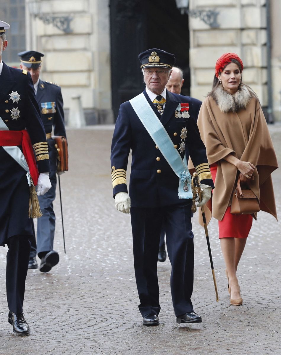 Le roi Felipe VI et la reine Letizia d'Espagne, accueillis par le roi Carl XVI Gustav la reine Silvia de Suède à Stockholm dans le cadre de leur visite d'Etat de deux jours. Le 24 novembre 2021.