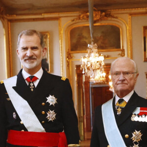 Le roi Felipe VI et la reine Letizia d'Espagne, accueillis par le roi Carl XVI Gustav la reine Silvia de Suède à Stockholm dans le cadre de leur visite d'Etat de deux jours. Le 24 novembre 2021.