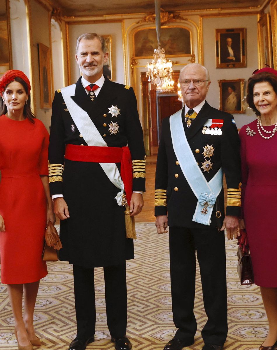 Le roi Felipe VI et la reine Letizia d'Espagne, accueillis par le roi Carl XVI Gustav la reine Silvia de Suède à Stockholm dans le cadre de leur visite d'Etat de deux jours. Le 24 novembre 2021.