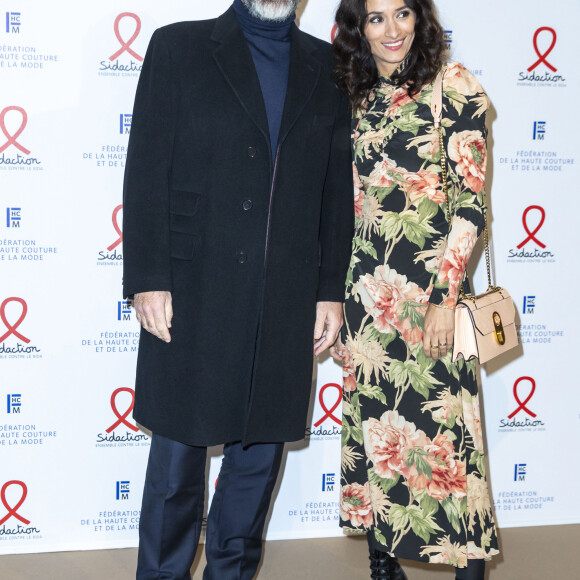 Eric Cantona et sa femme Rachida Brakni lors du photocall de la 18ème édition du "Dîner de la mode du Sidaction" au Pavillon Cambon Capucines - Potel et Chabot à Paris, France, le 23 janvier 2020. © Olivier Borde/Bestimage