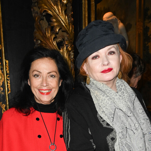 Sylvana Lorenz et Catherine Jacob - Dédicace du livre de Sylvana Lorenz "Madame Cardin" à la galerie Darmo à Paris le 24 novembre 2021.  © Coadic Guirec/Bestimage