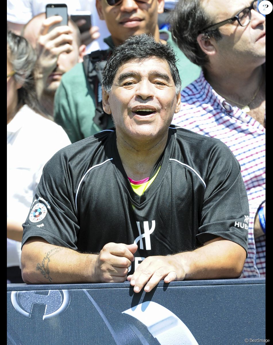 Diego Maradona - Pelé et Diego Maradona s'affrontent lors d'un match de football amical au Palais Royal à Paris le 9 juin 2016.