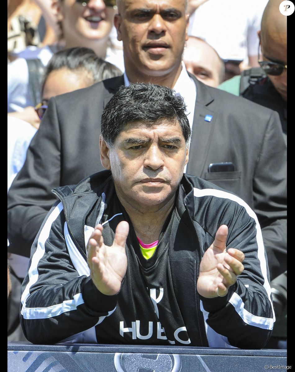 Diego Maradona - Pelé et Diego Maradona s'affrontent lors d'un match de football amical au Palais Royal à Paris le 9 juin 2016.
