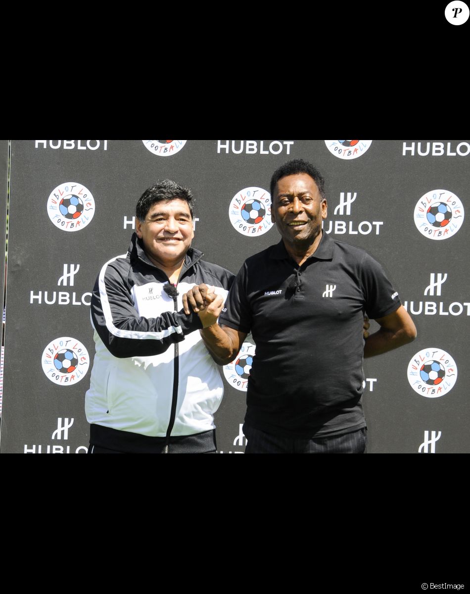 Diego Maradona et Pelé - Pelé et Diego Maradona s'affrontent lors d'un match de football amical au Palais Royal à Paris le 9 juin 2016.