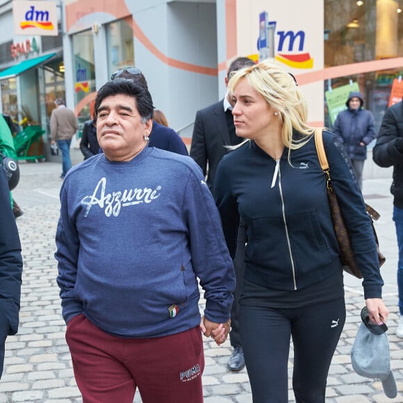 Maradona et sa petite amie Rocio Olivia - Exclusif - Le prince Ali de Jordanie, troisième fils du roi Hussein, et demi-frère du roi Abdallah II se promène avec Diego Maradona et sa petite amie Rocio Olivia dans les rues de Vienne, le 27 mars 2015