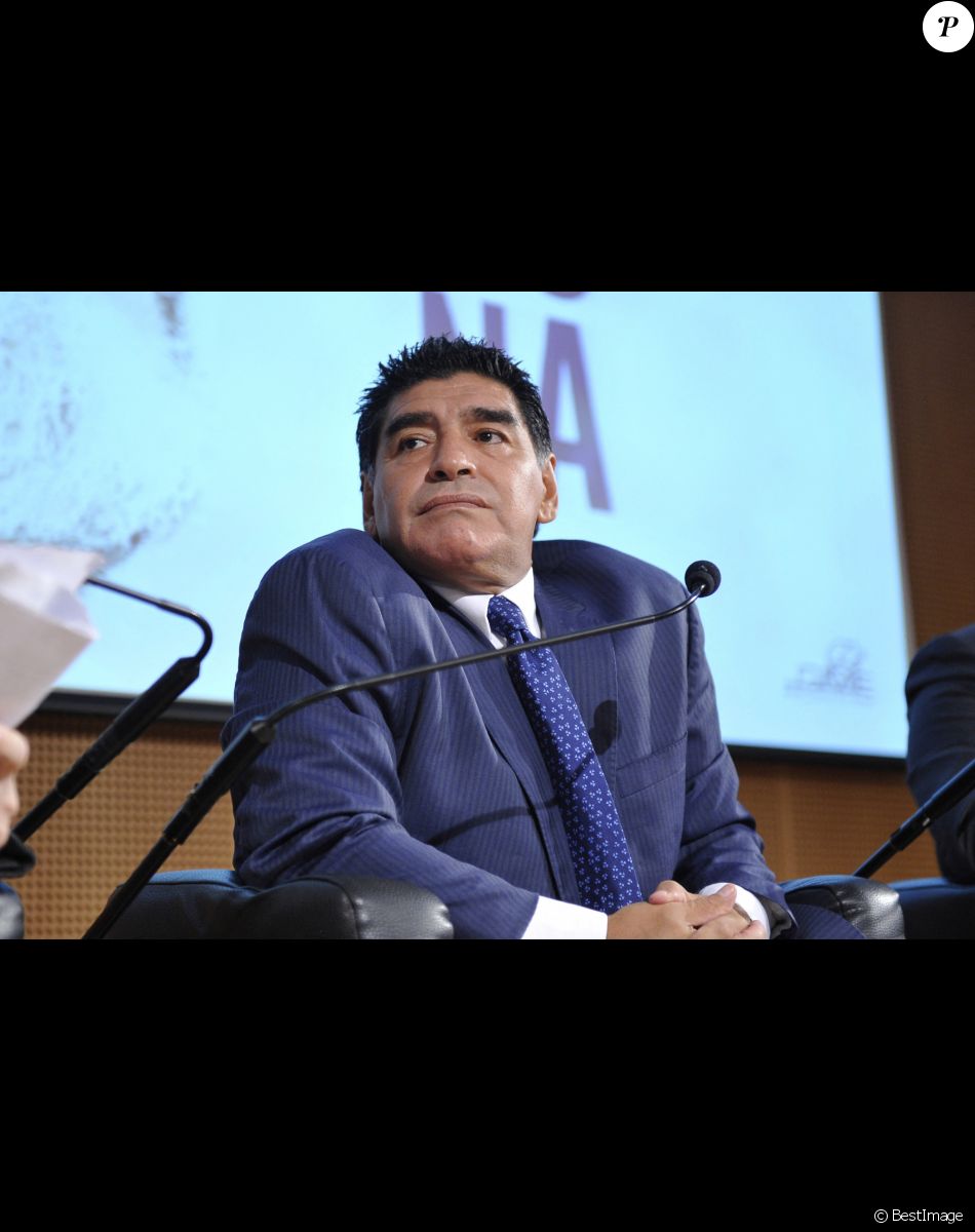 Diego Maradona presente son dernier dvd 'El Pibe Si Racconta A Gianni Mina' a Milan en Italie.