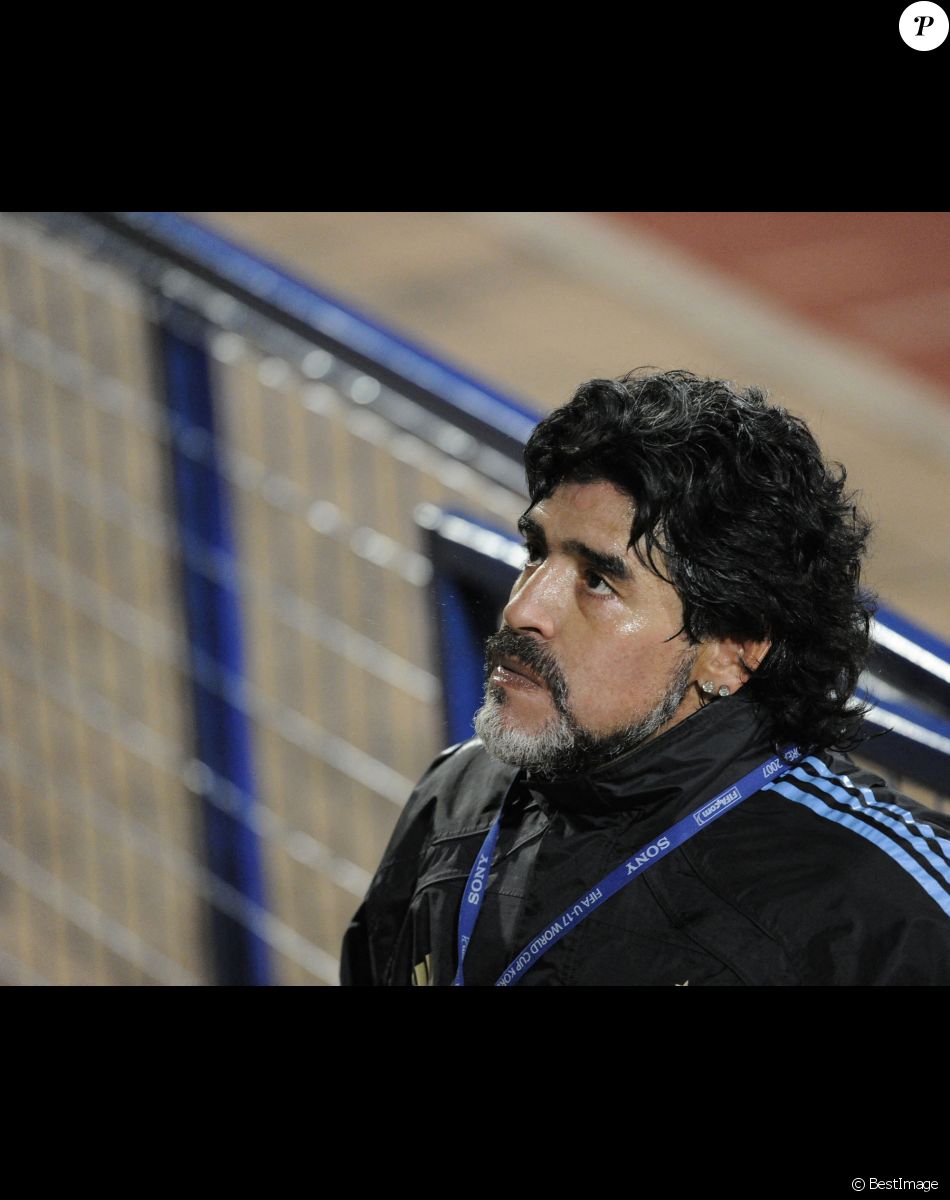 Archives - Diego Maradona, entraineur de l'équipe d'Argentine, lors d'un entrainement à Pretoria lors de la Coupe du Monde de Football 2010. L'équipe devait affronter l'Allemagne en 1/4 de finale. Le 1er juillet 2010