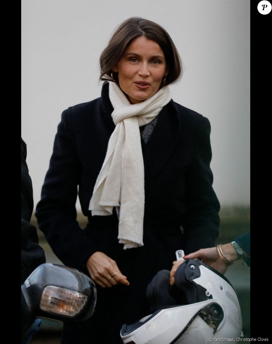 Laetitia Casta - Sortie de l'émission "Vivement Dimanche" au studio Gabriel à Paris, le 27 octobre 2021. © Christophe Clovis / Bestimage