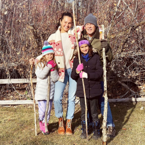 Bruce Willis, son épouse Emma et leurs deux filles Mabel et Evelyn (9 et 7 ans) fêtent Thanksgiving ensemble. Novembre 2021.