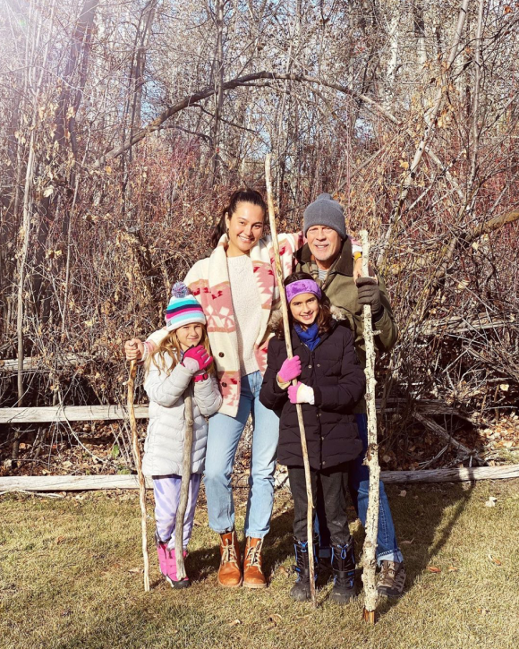 Bruce Willis, son épouse Emma et leurs deux filles Mabel et Evelyn (9 et 7 ans) fêtent Thanksgiving ensemble. Novembre 2021.