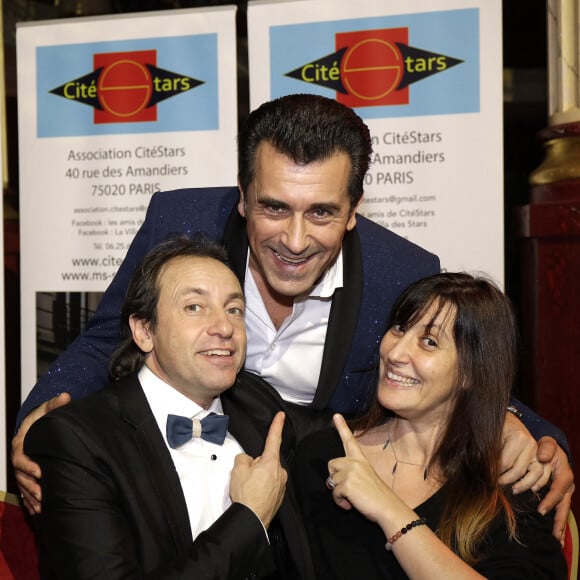 Philippe Candeloro avec sa femme Olivia et Albert Kassabi des Forbans - L'association Citéstars fête son 23e anniversaire lors du dîner gala de la 2e cérémonie des étoiles d'or à la salle Wagram, Paris. Le 28 novembre 2021. © Cédric Perrin/Bestimage