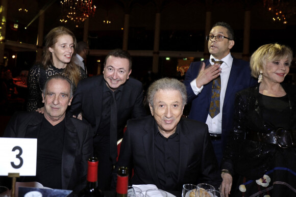 Yves Lecoq, Gérald Dahan, Michel Drucker, David Donadéi, Sophie Darel - L'association Citéstars fête son 23e anniversaire lors du dîner gala de la 2e cérémonie des étoiles d'or à la salle Wagram, Paris. Le 28 novembre 2021. © Cédric Perrin/Bestimage